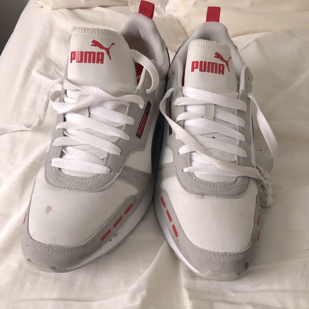 Throw back Puma lace up sneakers.